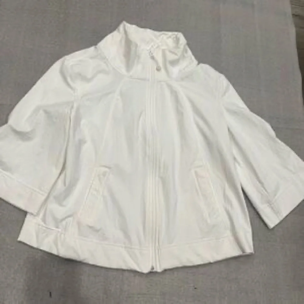 [8] Lululemon white 3/4 sleeve Stay Cool Jacket with mesh back NWOT